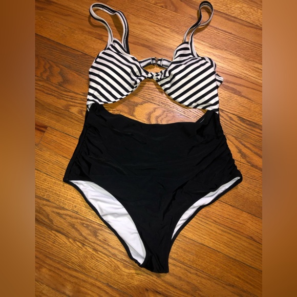 Cupshe Swimsuit - Picture 2 of 6